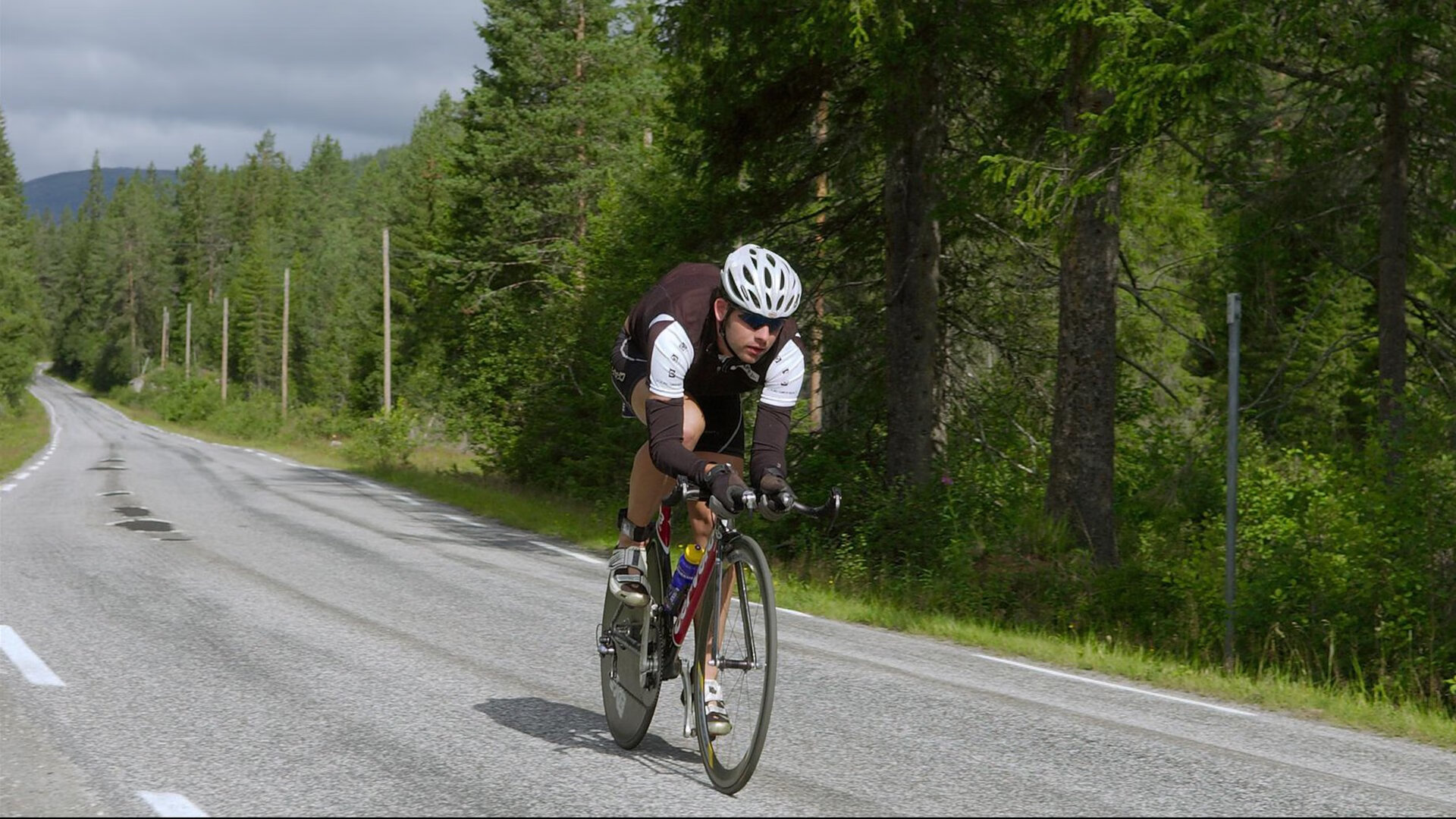 乒乓球比赛现场气氛热烈